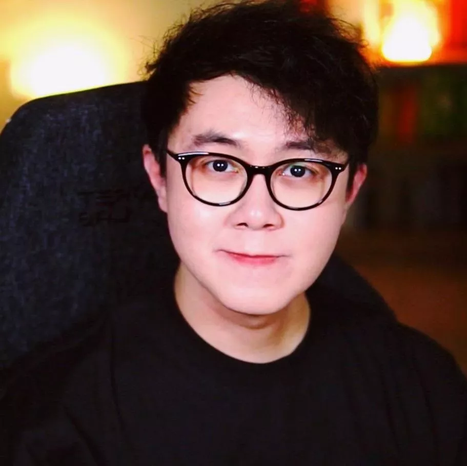 bought some new lights in the background 💛💡