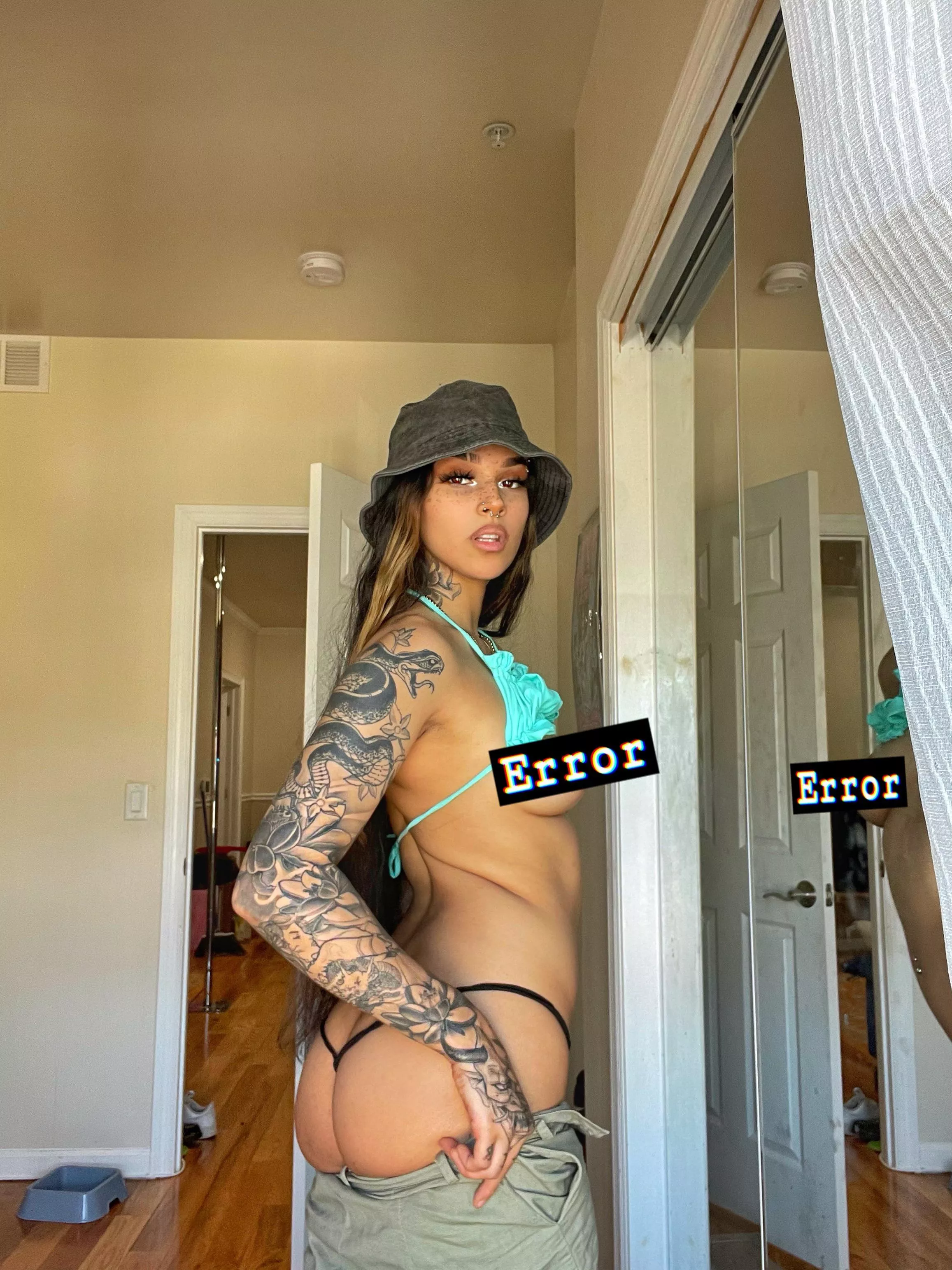 Brunette and yatted 🦋