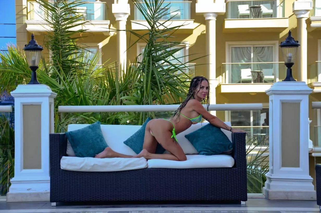 Brunette, tattoos, piercings, and horny! I do custom content on my Free Onlyfans!