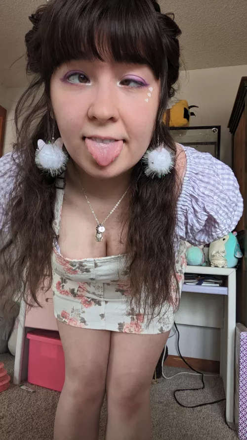 Bunny girl and her cute cleavage wants your carrot 🐇🥕