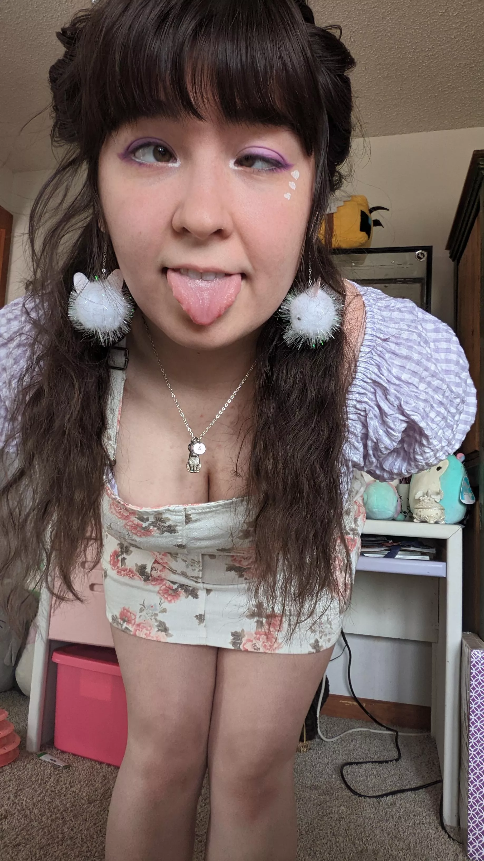 Bunny girl and her cute cleavage wants your carrot 🐇🥕