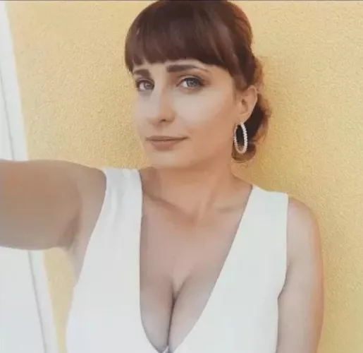 Busty brunette milf cleavage