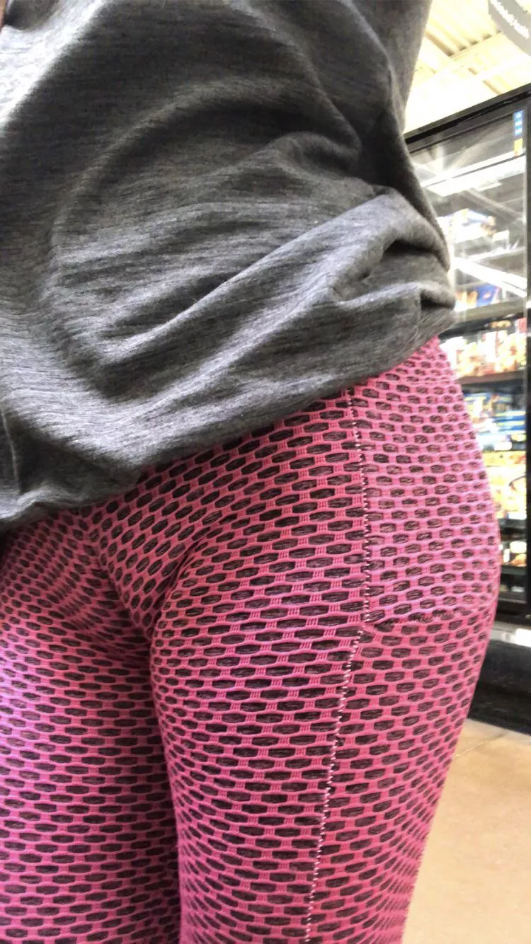 Camel toe at the store 😝