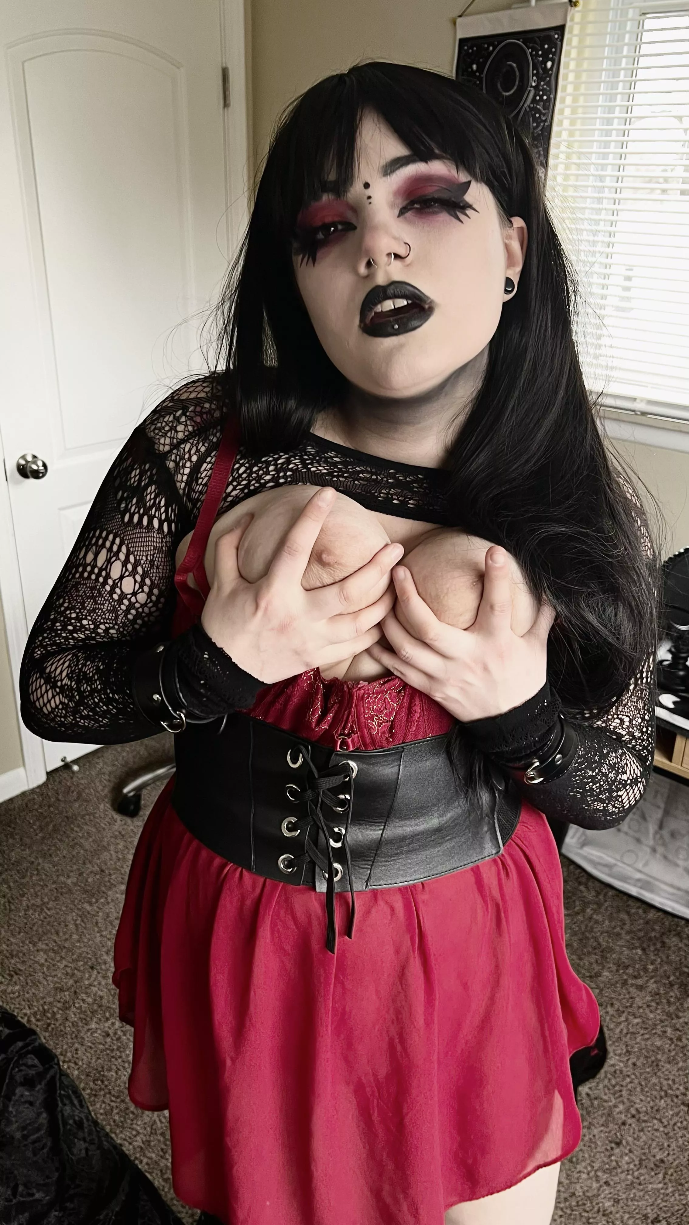 Can I be your curvy goth girlfriend? 🖤