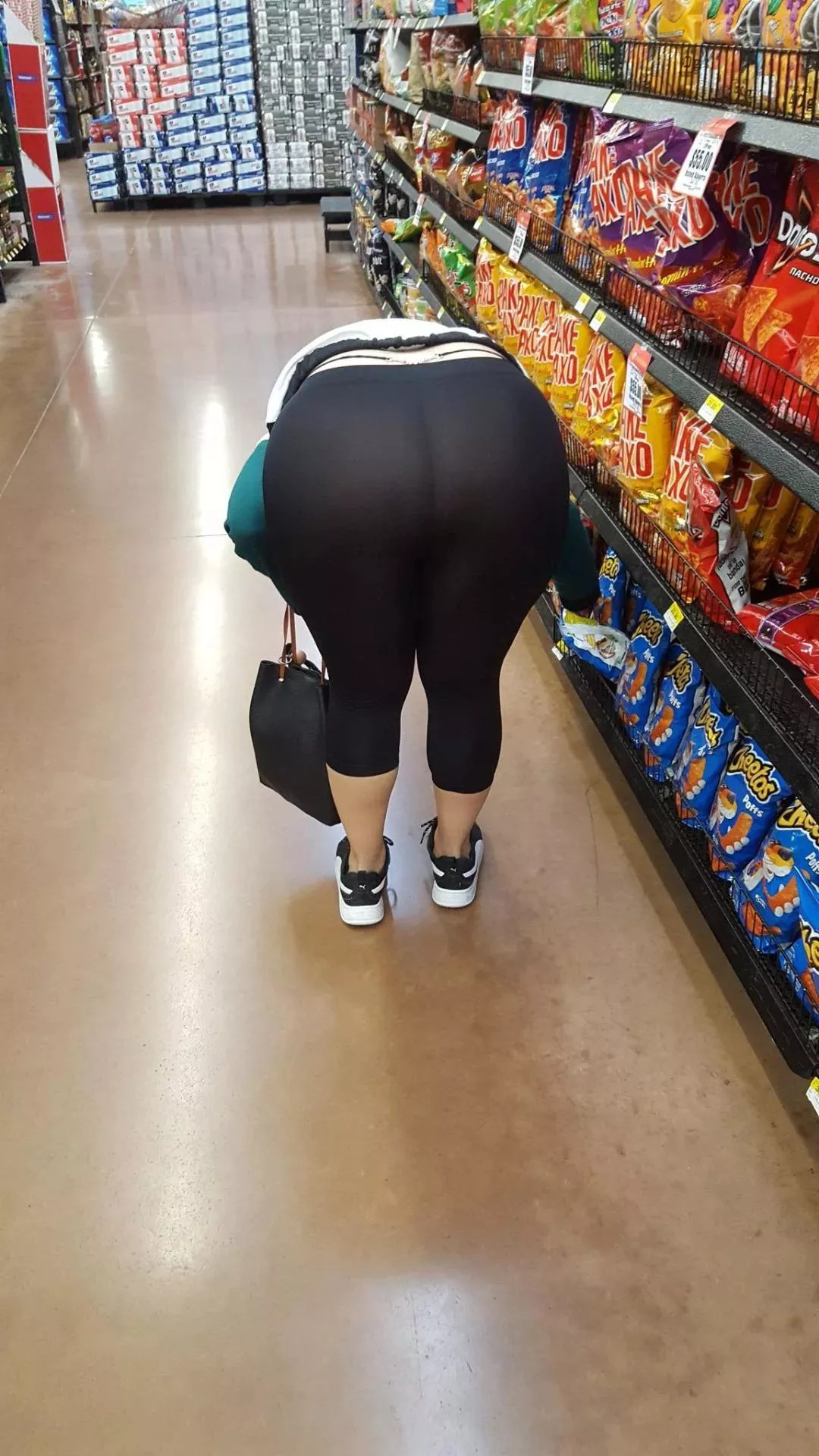 can someone edit or deepfake my moms pics..dm me i have more pics oder KlK me @cen682