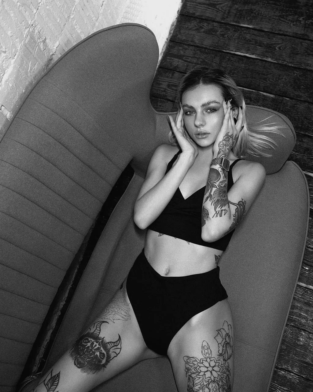 Can you stay here for a moment to enjoy my curvy body?