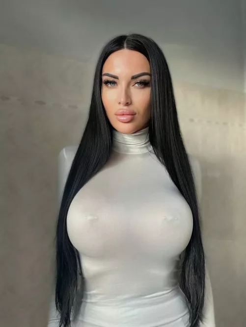 Can you stay here for a moment to enjoy my curvy body?