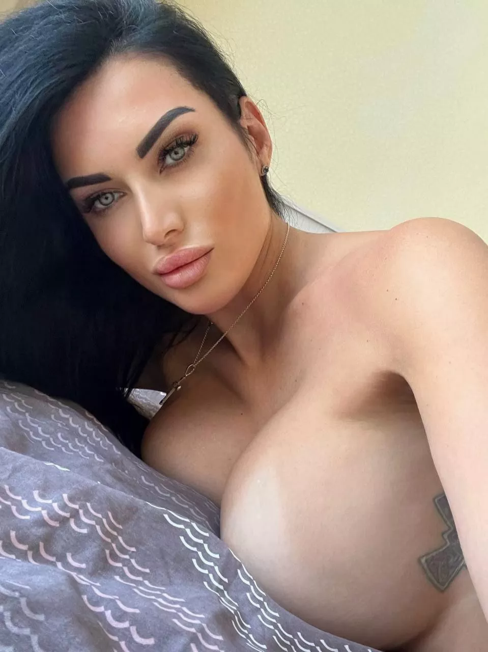 Can you stay here for a moment to enjoy my curvy body?