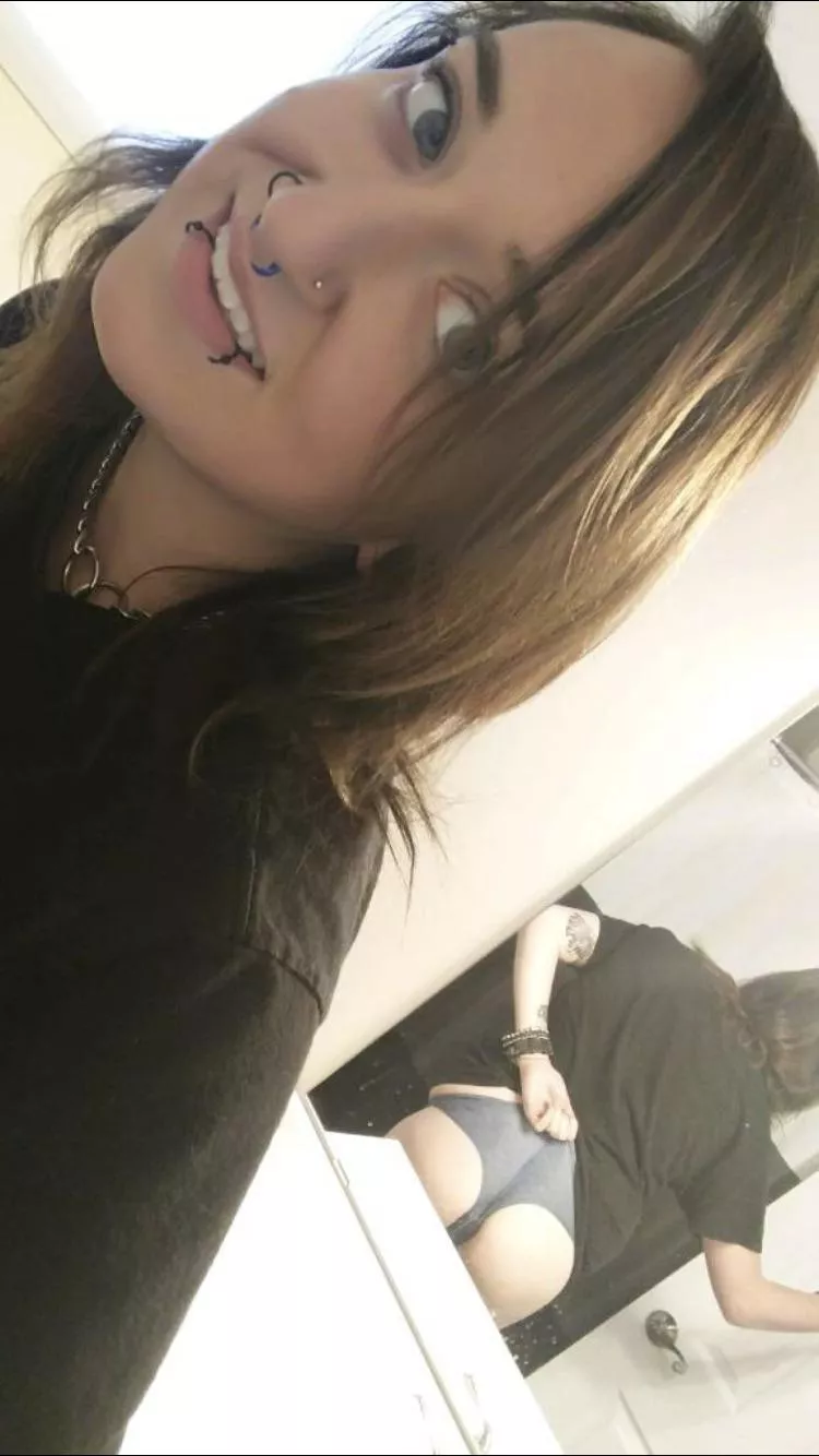 Can you tell there’s something up her butt?