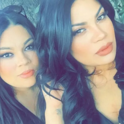 Can you tell whos the mother or daughter???