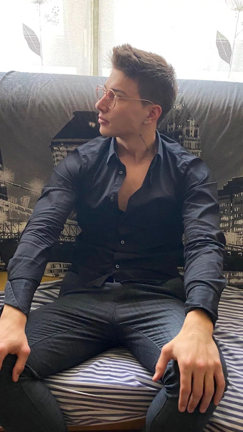 Can't escape the feeling that glases don't suit me... be honest please Can't escape the feeling that glases don't suit me... be honest please