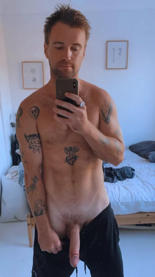 Canβt help but take nudes after a work out! Hope you donβt mind