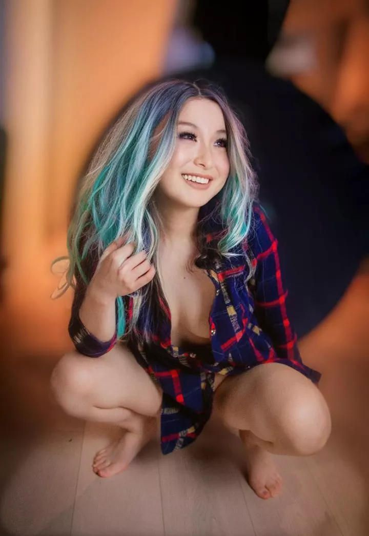 cleavage tease for you 😏