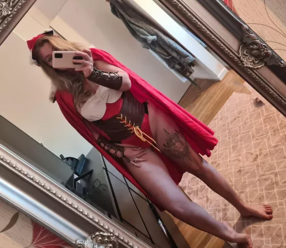 come and say hi on my free onlyfans 😘 chatting and requests welcome 😈 plus you get to see much more 😘 link in comments ❤️