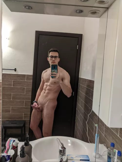 Come closer in order to better evaluate my little cock! 24 [m]