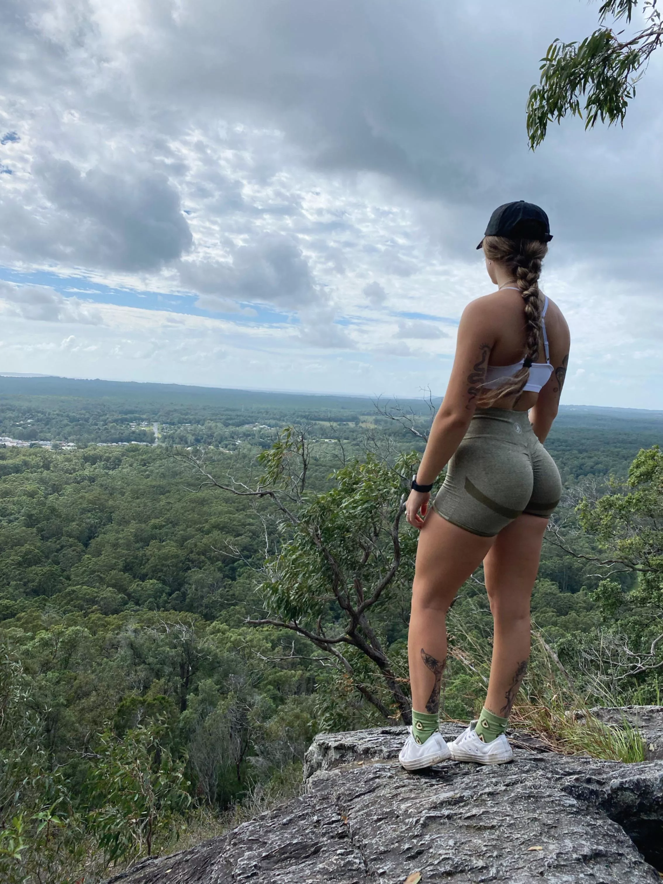 Come for a hike with me 🥵