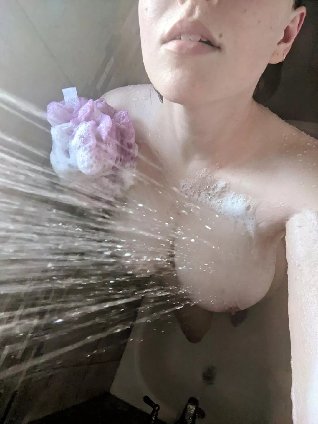 Come get it and help me lather up 😘