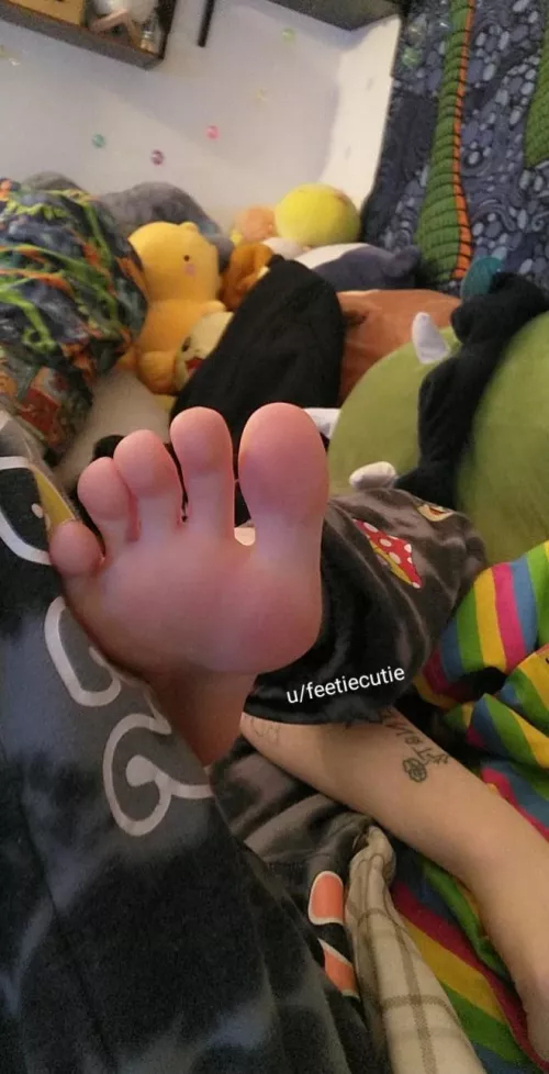 Come get these sweaty toes <3