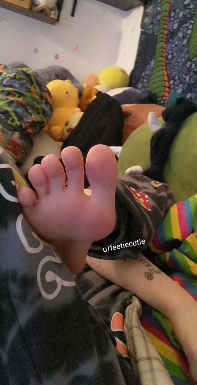Come get these sweaty toes <3