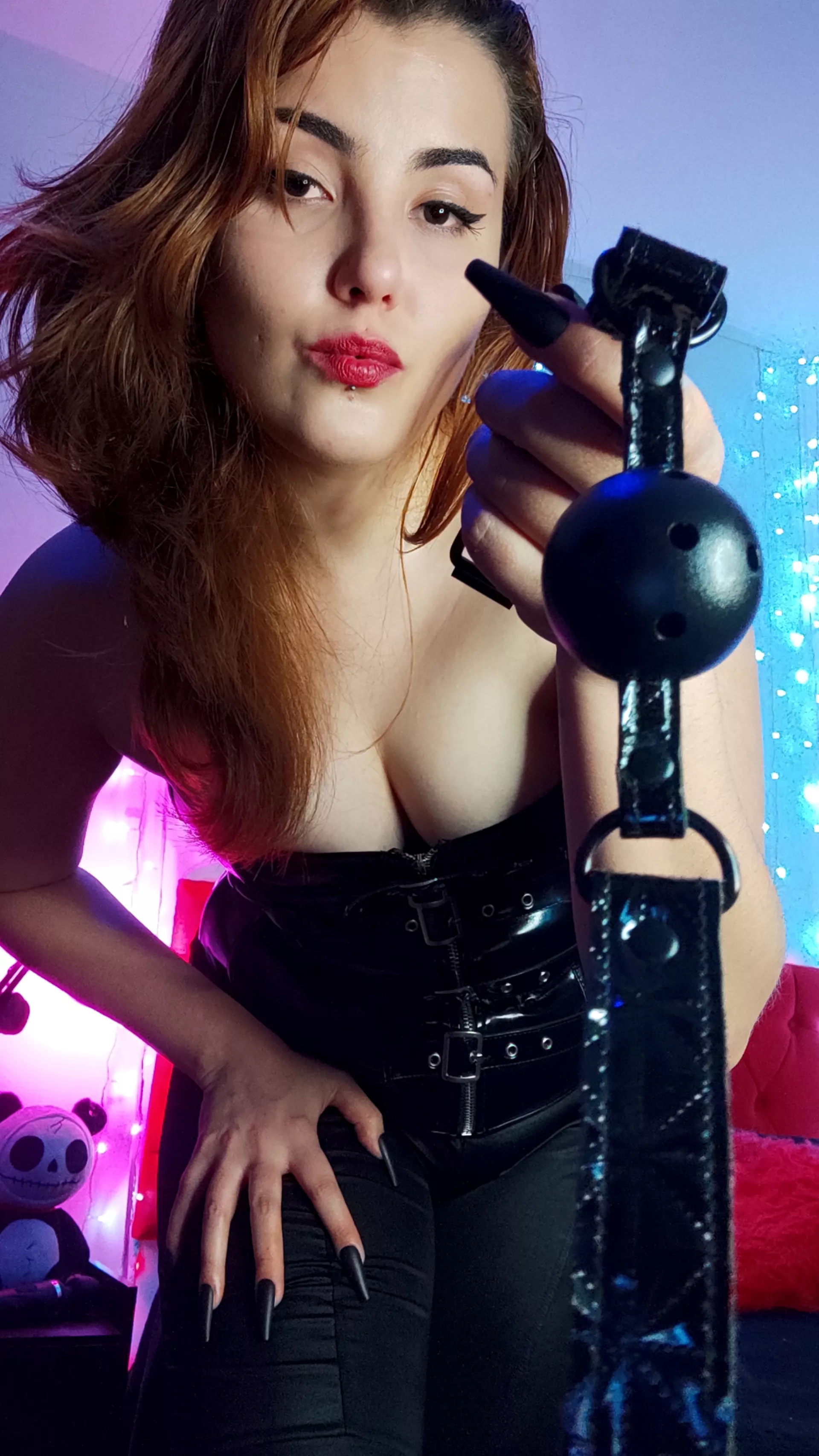 Come here, open your mouth.