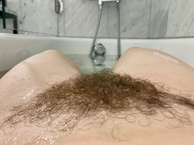 Come join me and my hairy pussy in the bath!