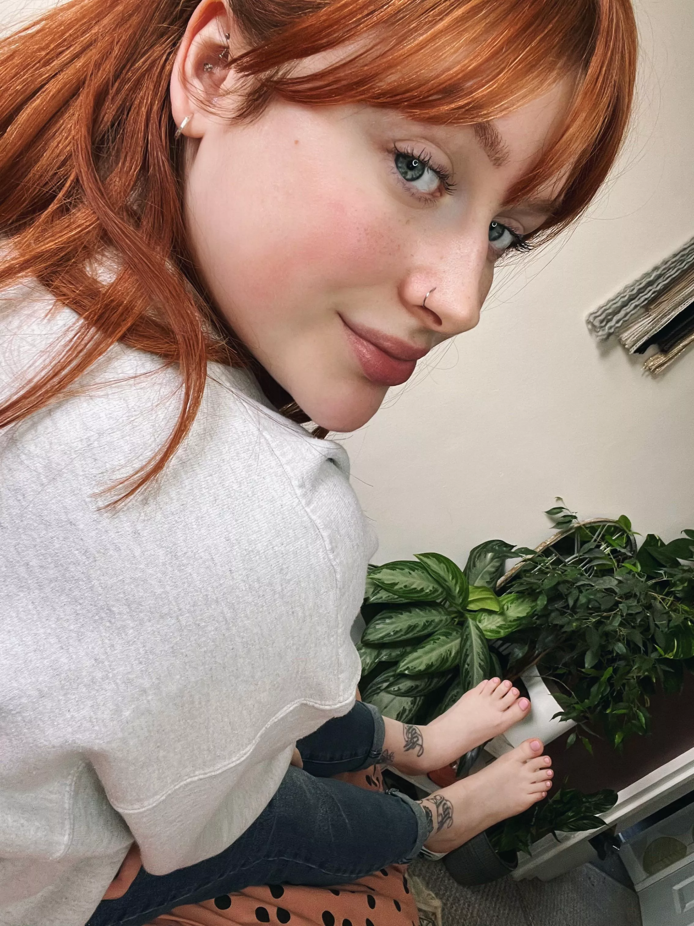 Come massage my feet, please! 🌸