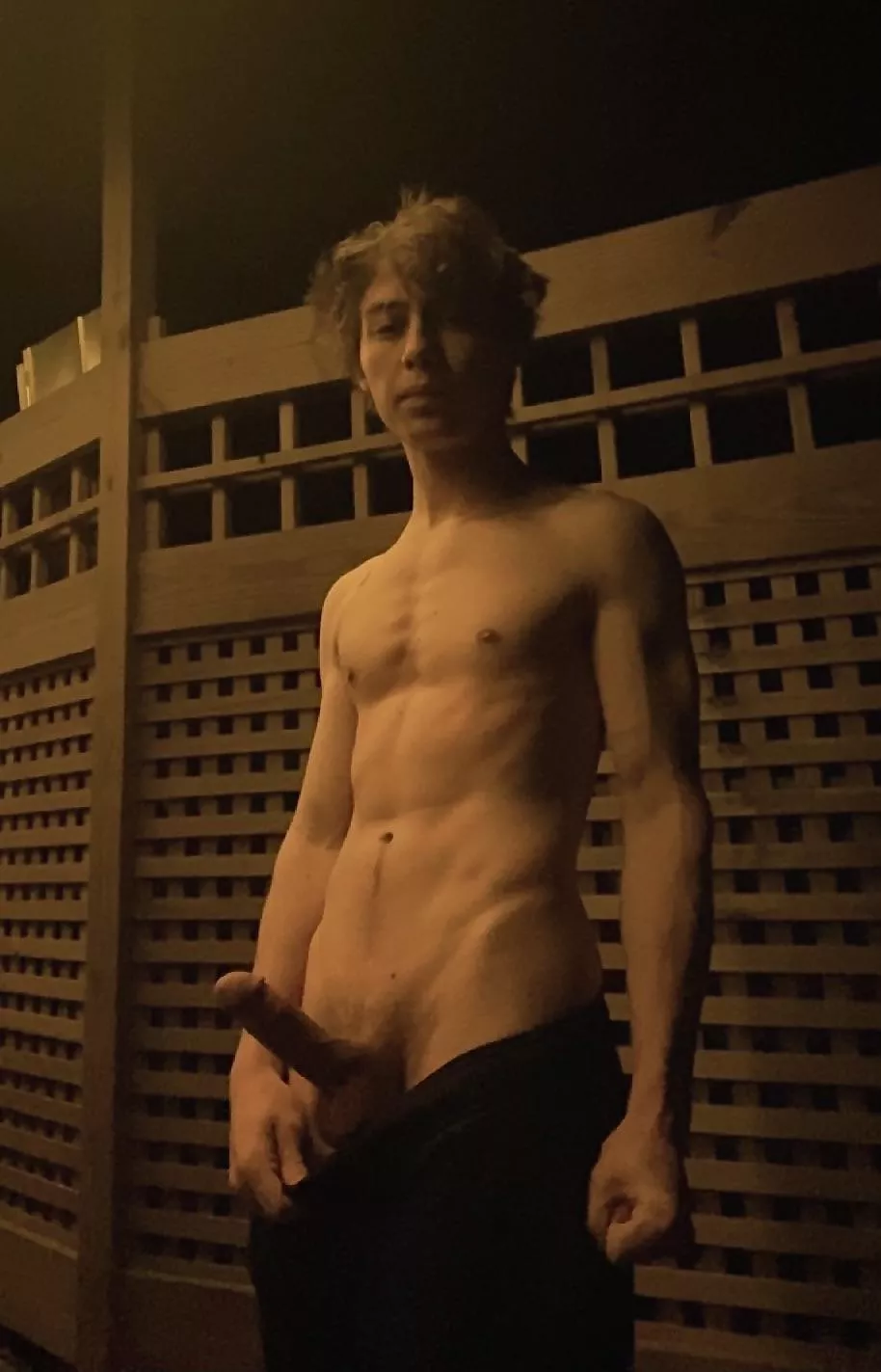 come meet me outside 🌔🌳