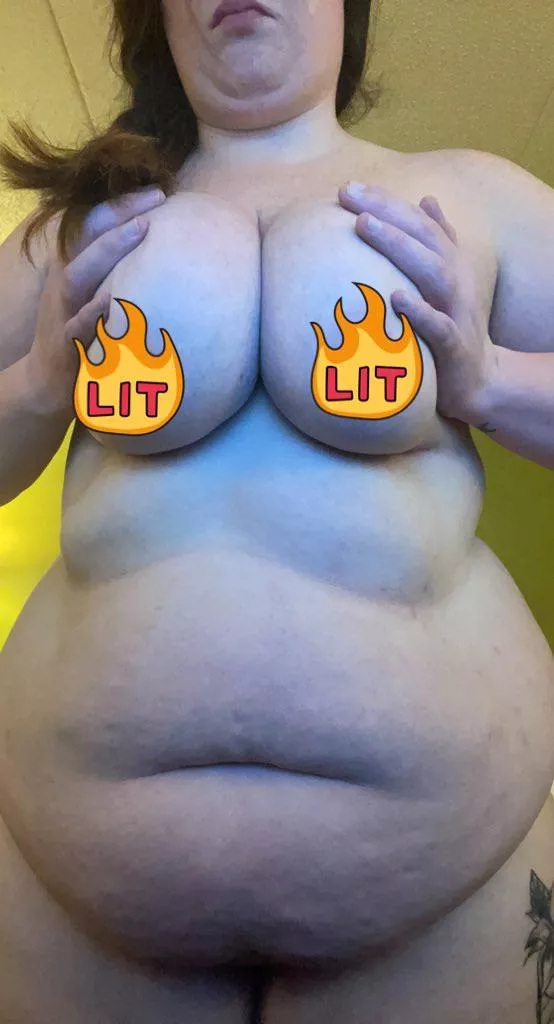 Come put your fat cock between these titties 👅💦