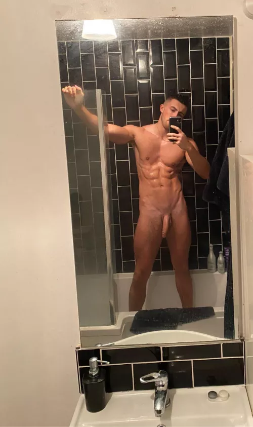 Come serve me while I shower😈