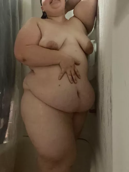 Come squeeze up next to a slippery wet mama 😘