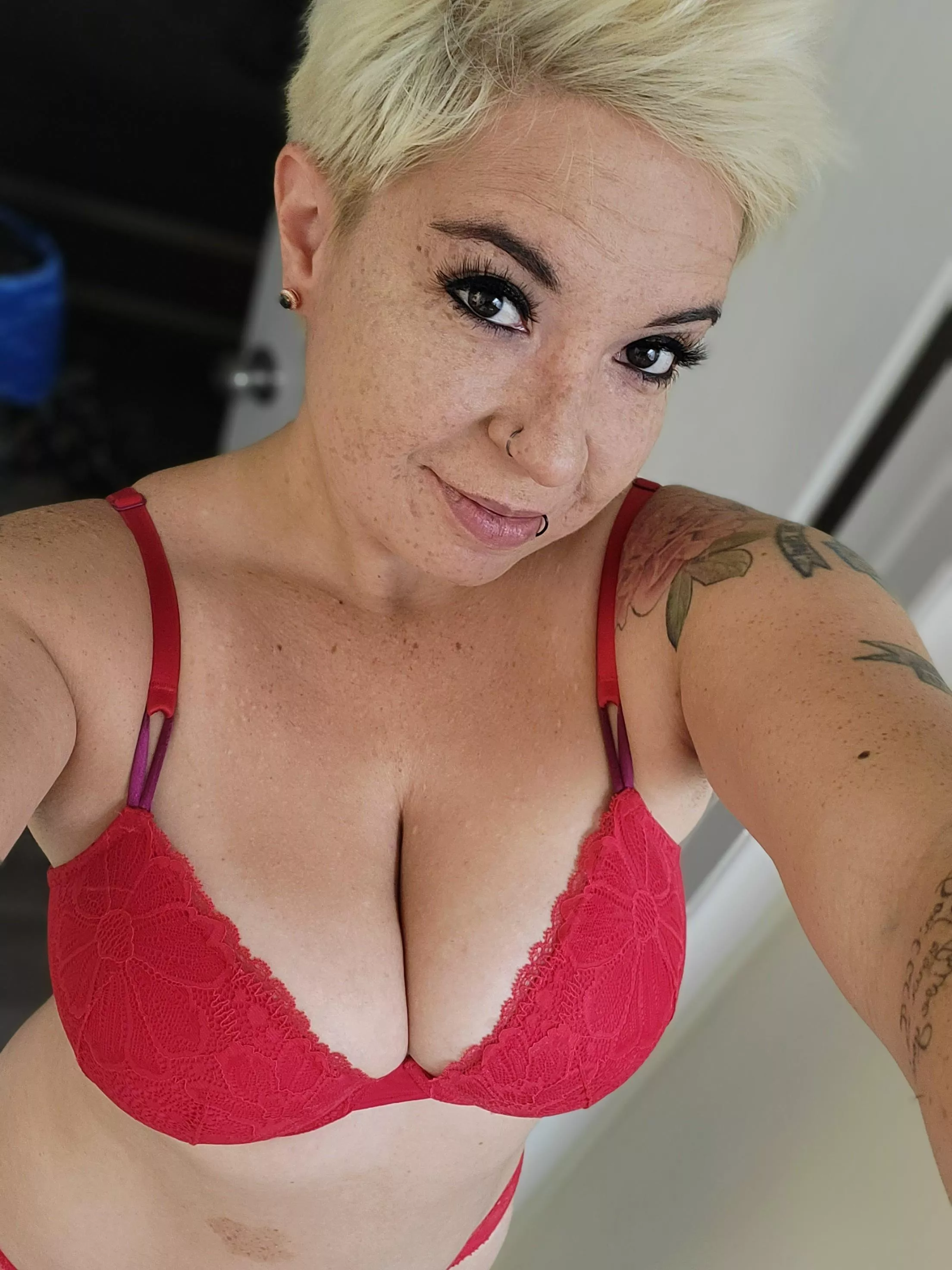 come take my bra & panties off 🥰🖤