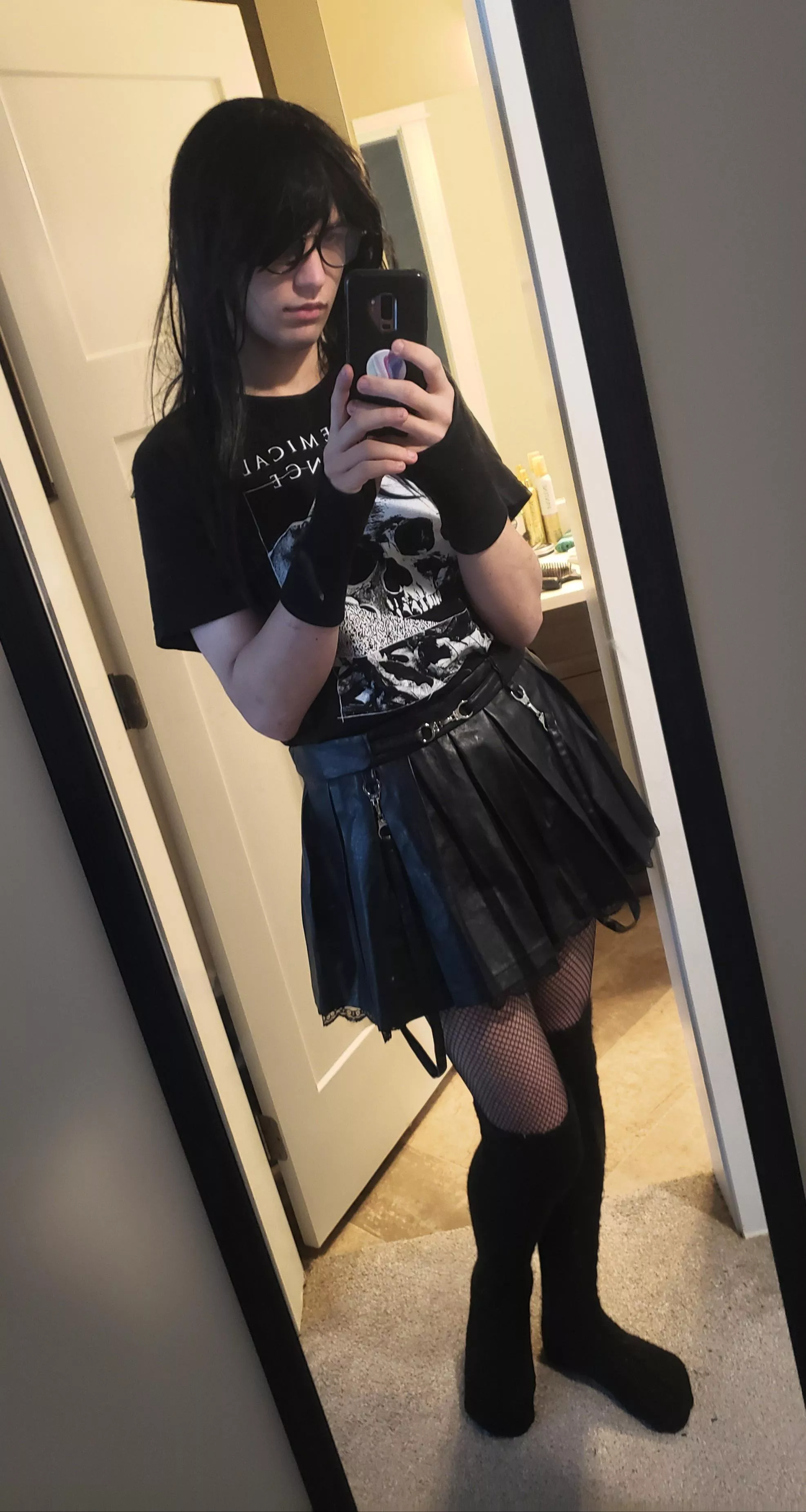 Could I be your goth GF? 😋☺