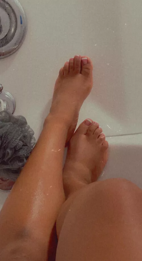 Cover my feet with your cum! 💦
