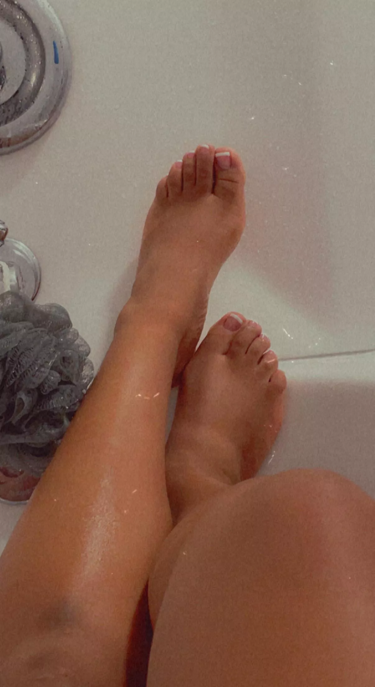 Cover my feet with your cum! 💦