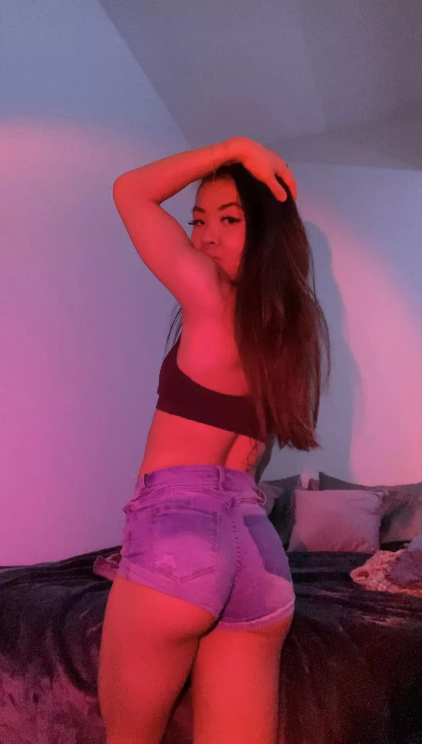 Crop tops are my fav 🖤