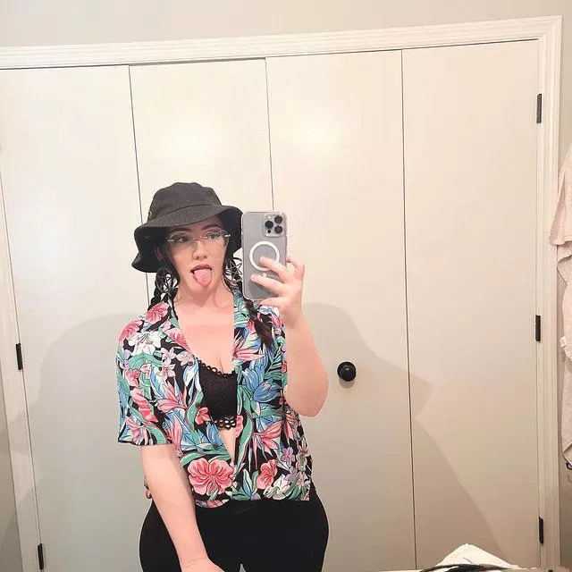 Cuck looking for older bull (45+) ask about my wife with a pornstar ass