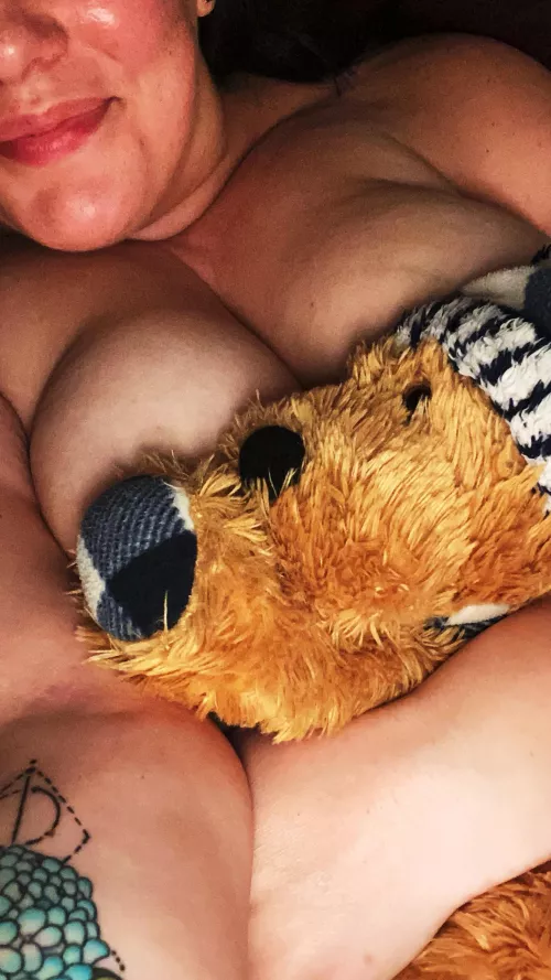 Cuddly Saturday morning! Who’s in! ☀️🧸🥰