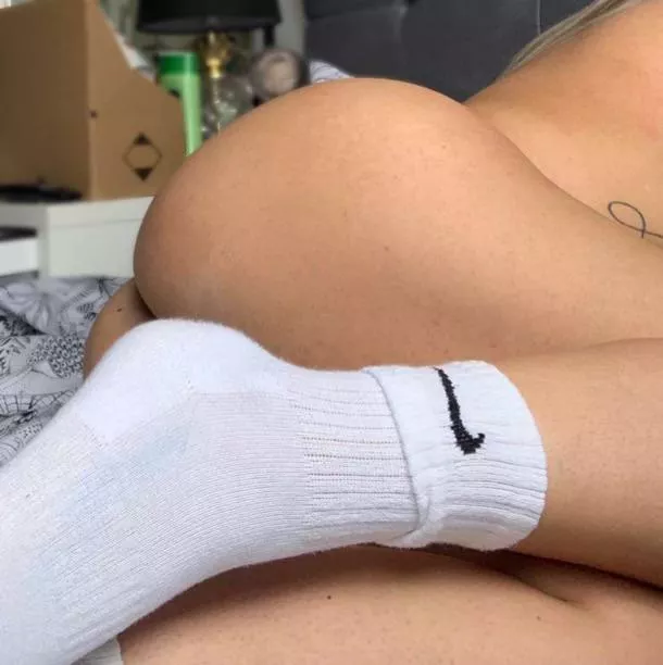 Cum and chill with me 😈🤤 join me on my page below 😉🤫