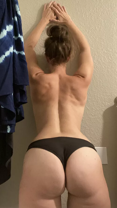 Cum between those cheeks? 💦🍑