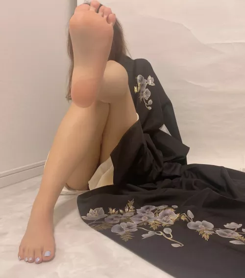 Cum here and let me smother you with my soles 😈👣