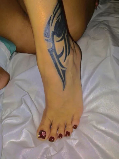 Cum here so I can put ur face and cock beneath my 50 yo Mexican milf pedicured foot.