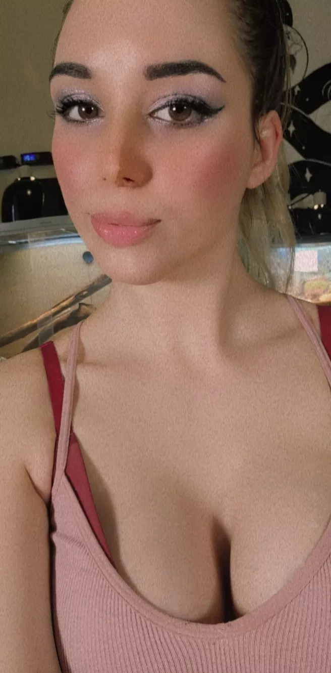 cum join me, online now: http://chaturbate.com/b/xallikatx/