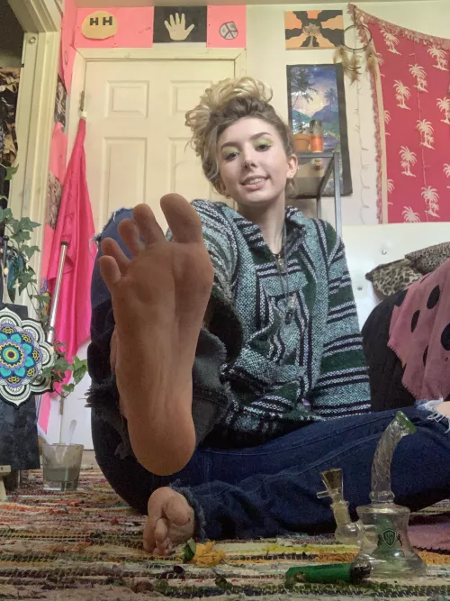 Cum vibe with the hippie girl that has erotic feet 👧🏼🥰✨