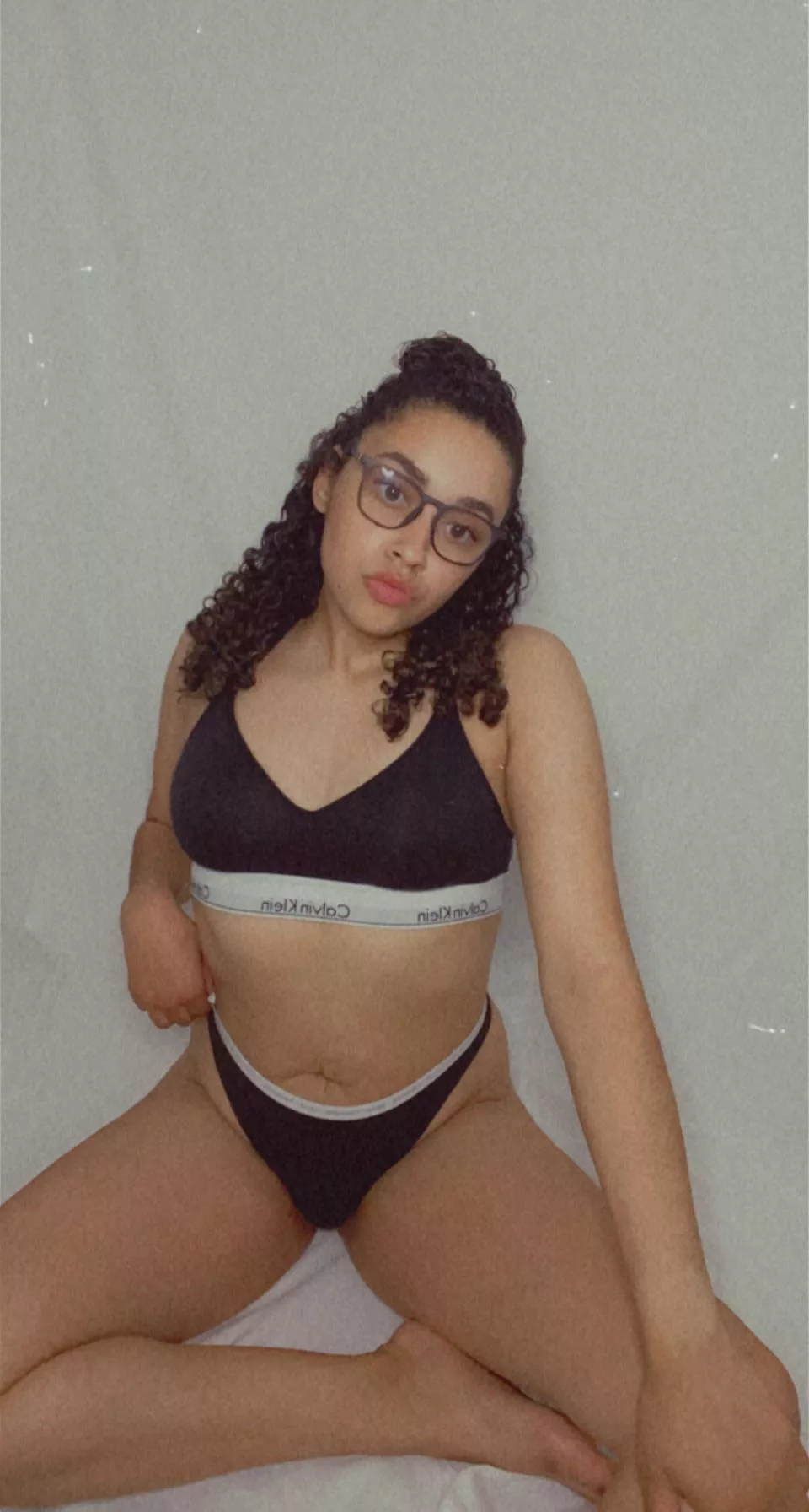 Curly hair milf 😋