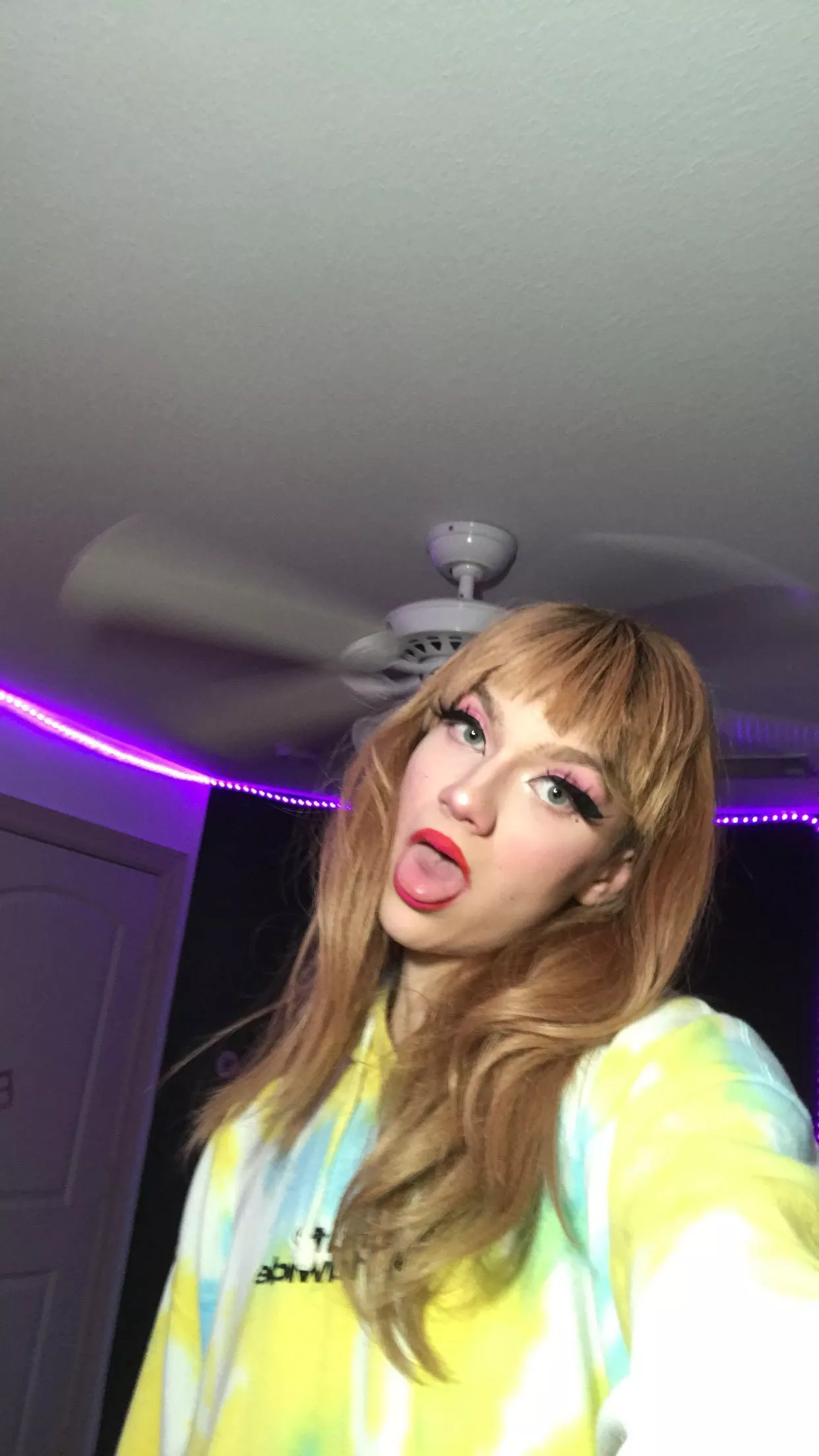 Currently crying in bed looking at this picture of me from last year 🙃