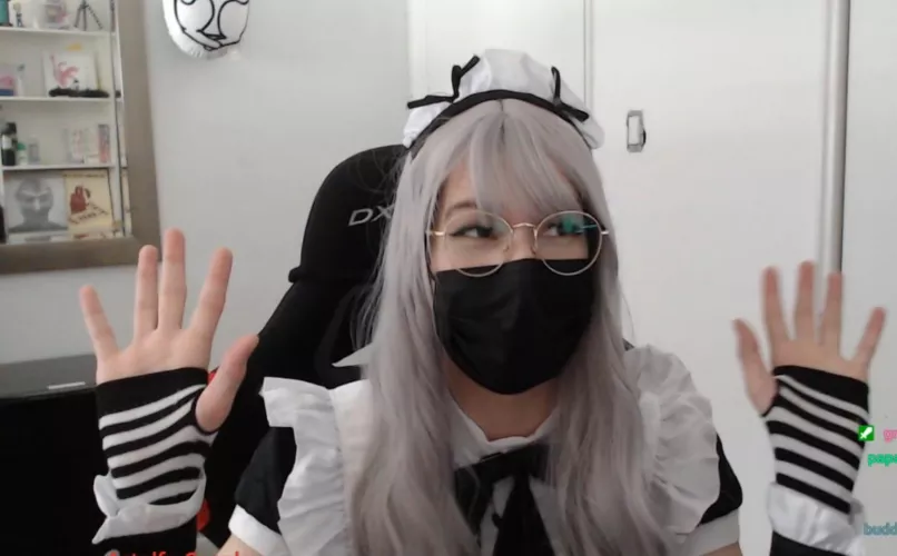 Decided to dress up on stream for the first time! How do I look? 🥺🥺