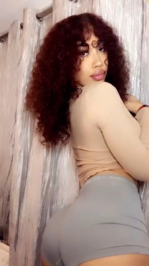 Dm if you can jerk to her live on cam on a second screen