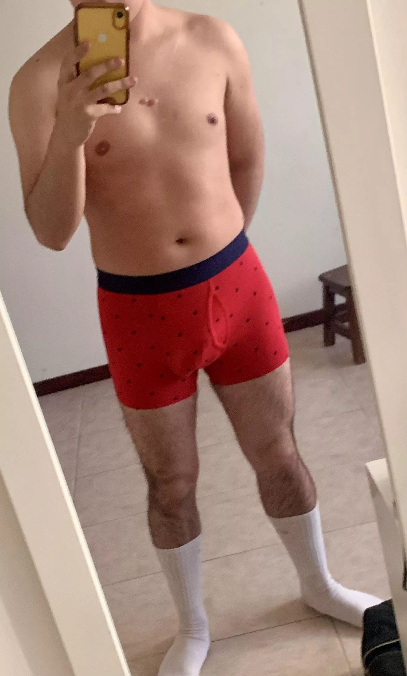 Do I look good in red? Lemme know in the comments, hmu for more 😉