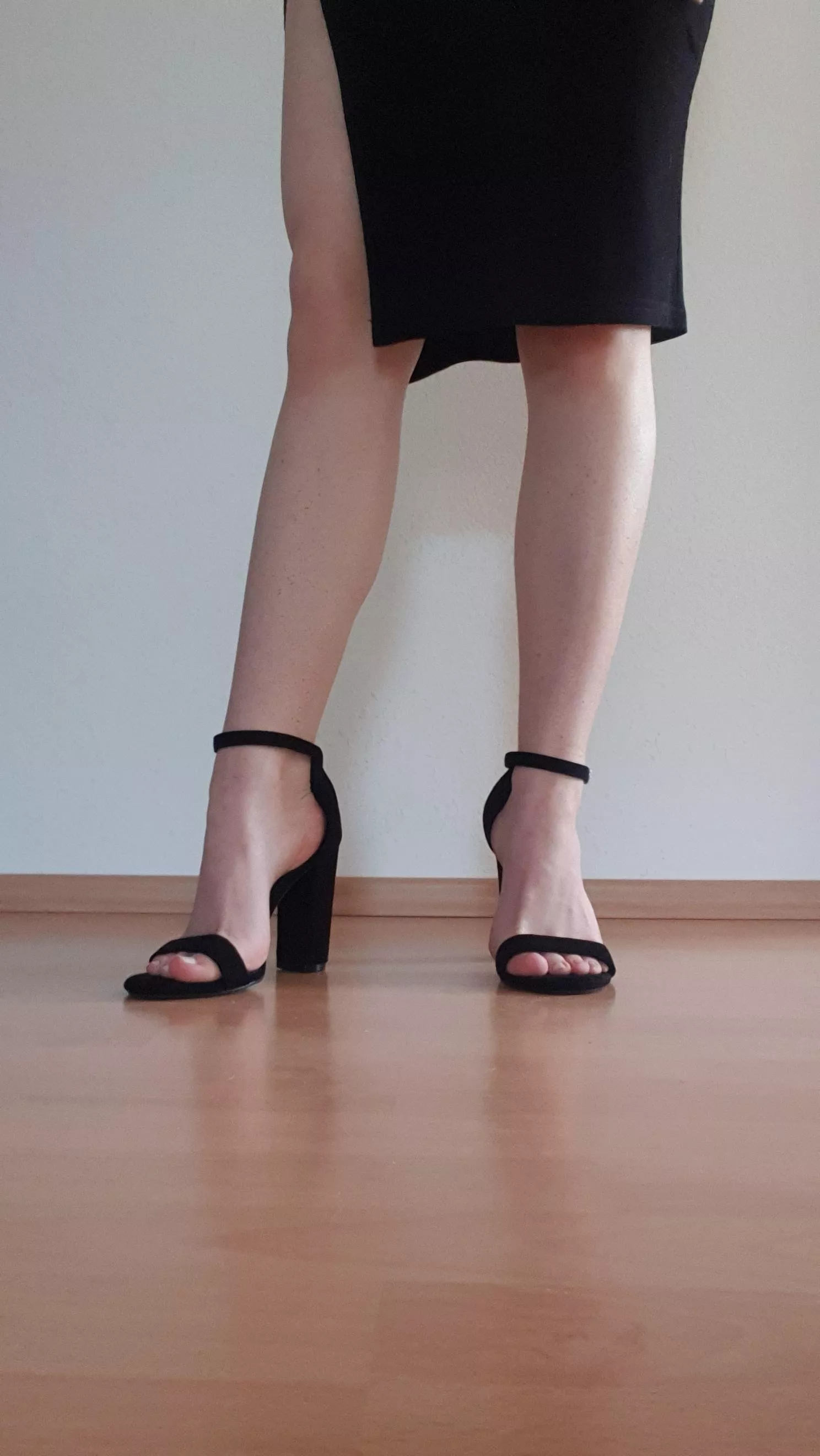 Do my feet look nice in these heels? 🥰