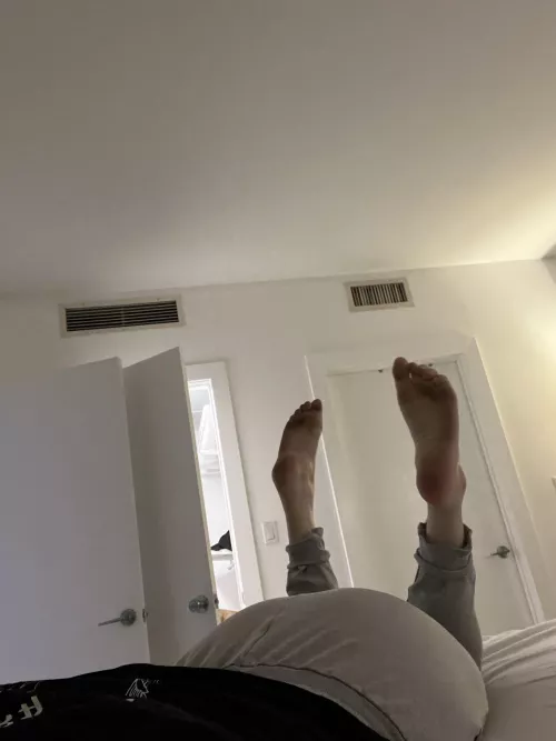 Do u like girls with pretty feet and big butts π₯°